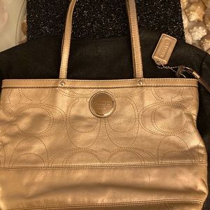COACH GOLD METALLIC PURSE IN LIKE NEW CONDITION ~original tag ONLY $40‼️